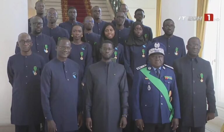 Société: Le président a recu l'équipe d'ingénieurs de GAINDESAT-1A
