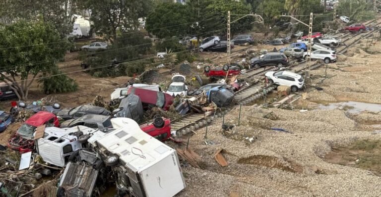 ESPAGNE. VALENCE SOUS LES EAUX : UNE CATASTROPHE NATURELLE ENTRAÎNE 95 MORTS ET DES DISPARUS.