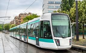 PARIS: UN HOMME POIGNARDÉ À PLUSIEURS REPRISES POUR AVOIR DÉFENDU SA COMPAGNE DANS LE TRAMWAY
