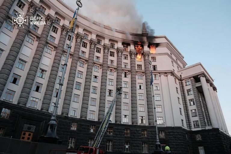 Ukraine : attaque massive contre Kyiv, le siège du gouvernement touché