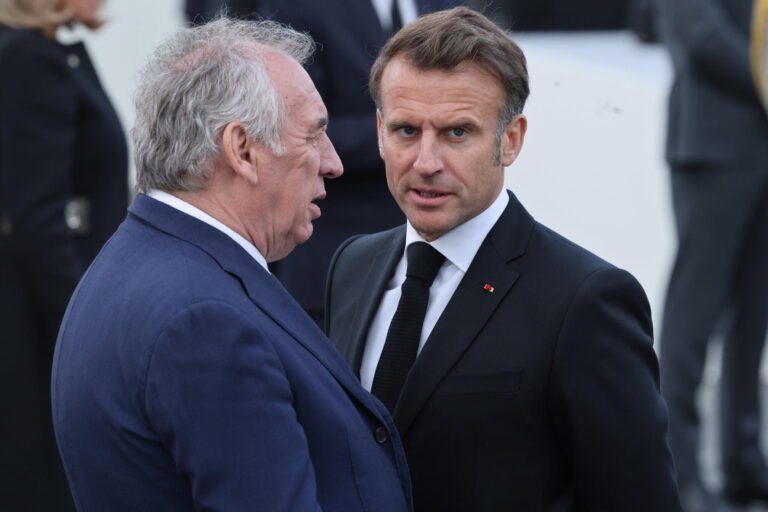 Bayrou perd le vote de confiance, Macron "prend acte"