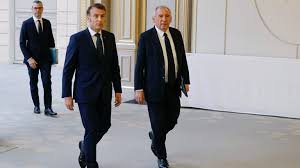 François Bayrou quitte l'Elysée après avoir remis la démission de son gouvernement