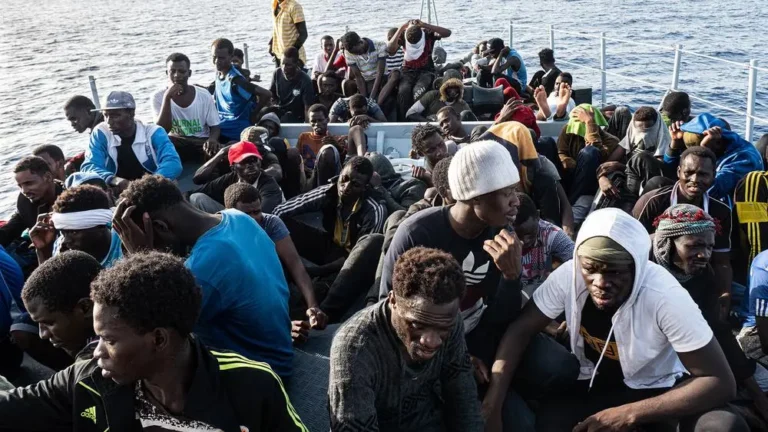 La Marine nationale intercepte une pirogue avec 282 migrants au large de Dakar