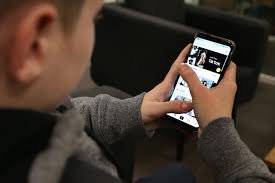 TikTok : des parlementaires français veulent un « couvre-feu numérique » pour les moins de 15 ans