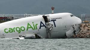 Crash d’un avion cargo à Hong Kong : deux morts au sol, enquête en cours