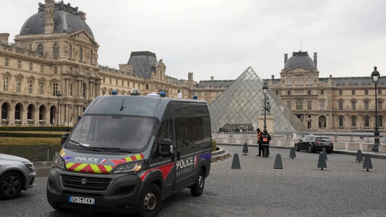 Le musée du Louvre reste fermé, la police recherche toujours les cambrioleurs