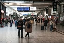 Un homme exhibe un couteau à la gare Montparnasse à Paris, un policier ouvre le feu