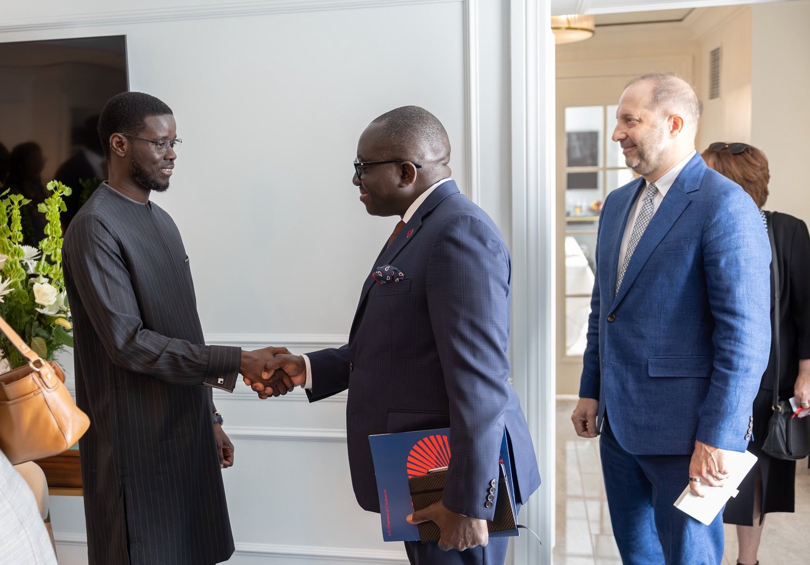 WASHINGTON : DEVANT LA CHAMBRE DE COMMERCE DES ÉTATS-UNIS, LE PRÉSIDENT BASSIROU DIOMAYE FAYE DÉFEND LE CHOIX DU COMMERCE ET DE L’INVESTISSEMENT