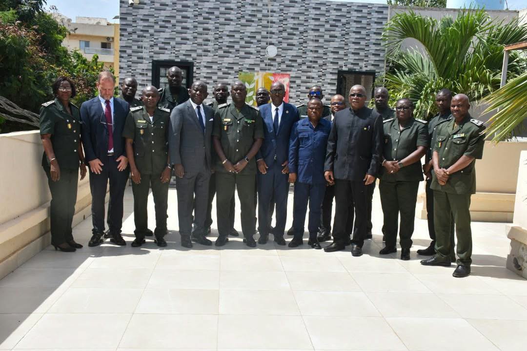 Sénégal : le Gabon vient étudier à Dakar le bracelet électronique pour ses prisons surpeuplées