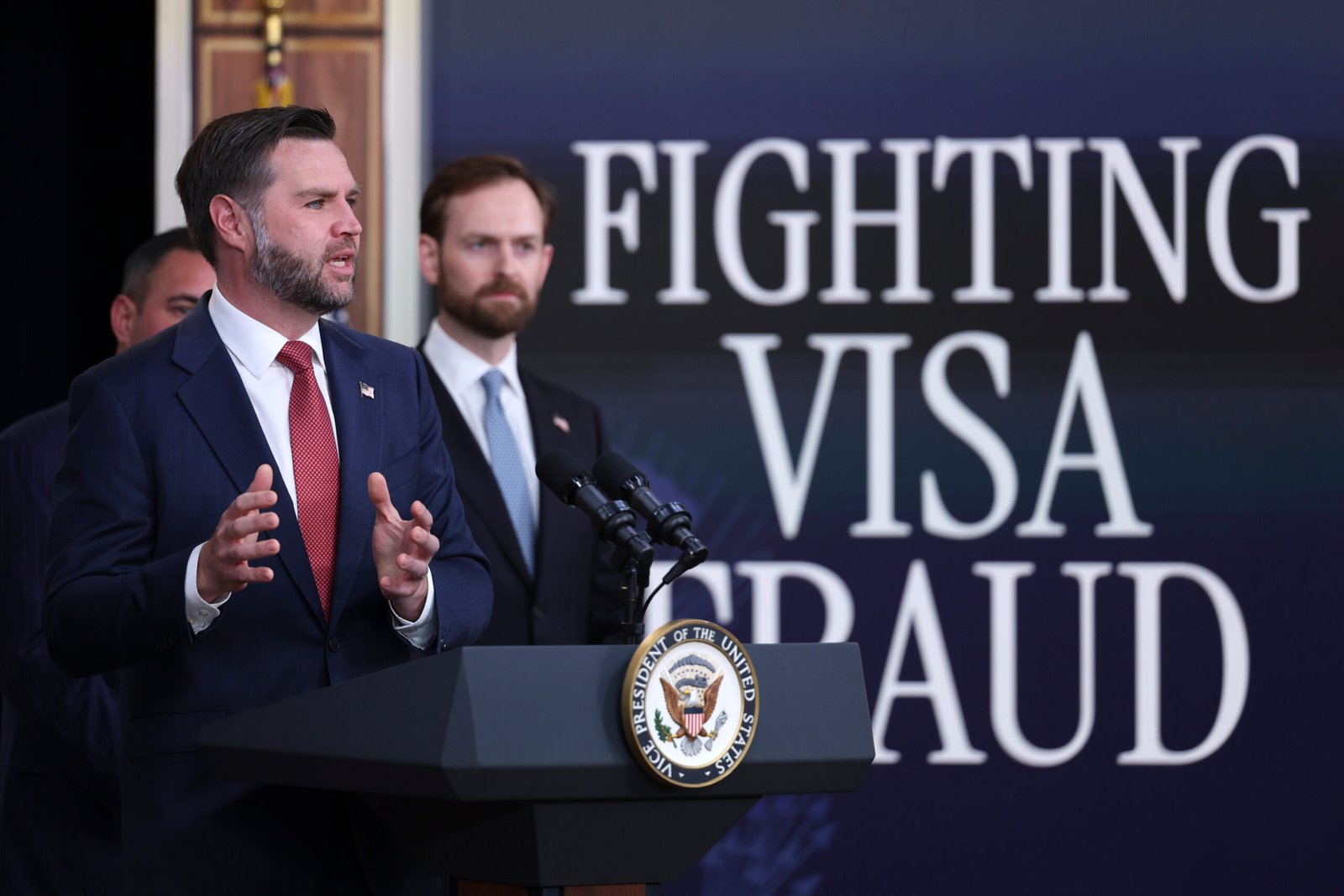 États-Unis : Vance reproche à Microsoft 6 000 licenciements et 6 300 visas H-1B, l’entreprise répond 9 200 embauches américaines